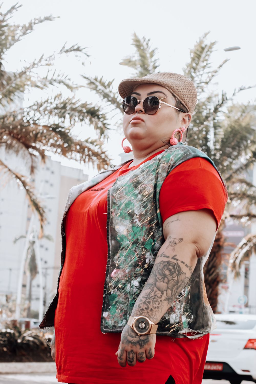 Mulher plus size com look estilizado